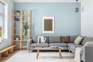 Phòng khách phong cách Scandinavian với sofa xám và chi tiết gỗ sáng màu