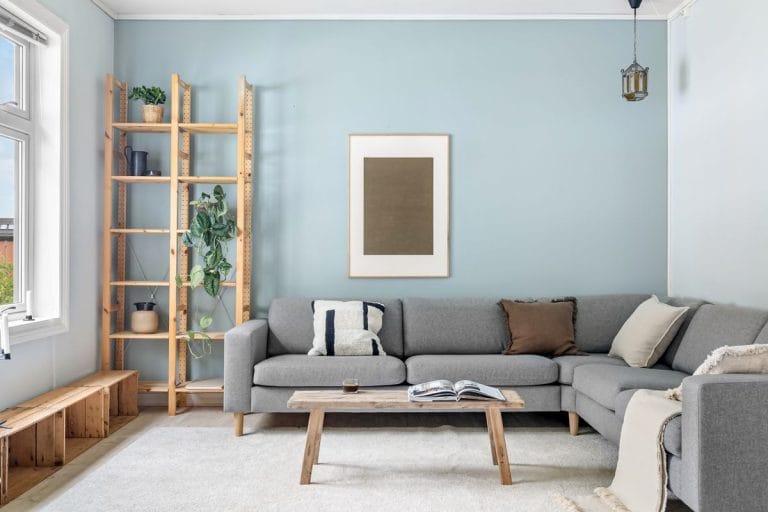 Phòng khách phong cách Scandinavian với sofa xám và chi tiết gỗ sáng màu