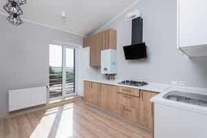 Nhà bếp hiện đại với tủ gỗ và cửa sổ lớn - thiết kế nhà bếp 2026