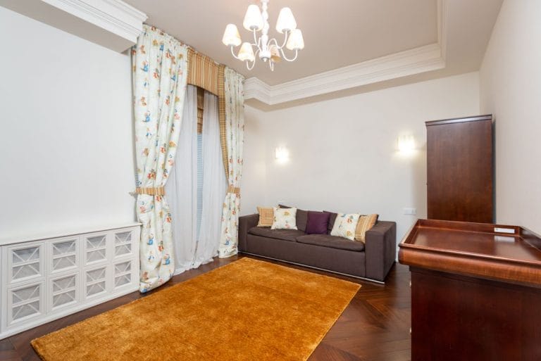 Phòng khách rộng rãi với đèn chùm và sofa - thiết kế phòng khách