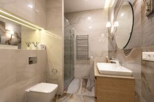 Phòng tắm hiện đại ốp đá marble với gương lớn - thiết kế phòng tắm