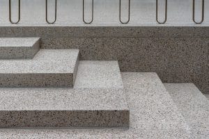 Cầu thang bê tông mài terrazzo với lan can kim loại - vật liệu hoàn thiện 2026