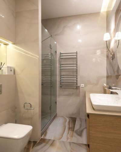 Phòng tắm hiện đại ốp đá marble với gương lớn - thiết kế phòng tắm