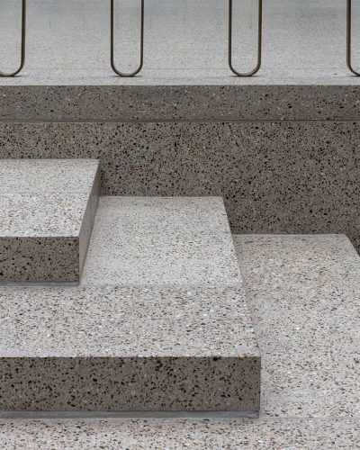 Cầu thang bê tông mài terrazzo với lan can kim loại - vật liệu hoàn thiện 2026